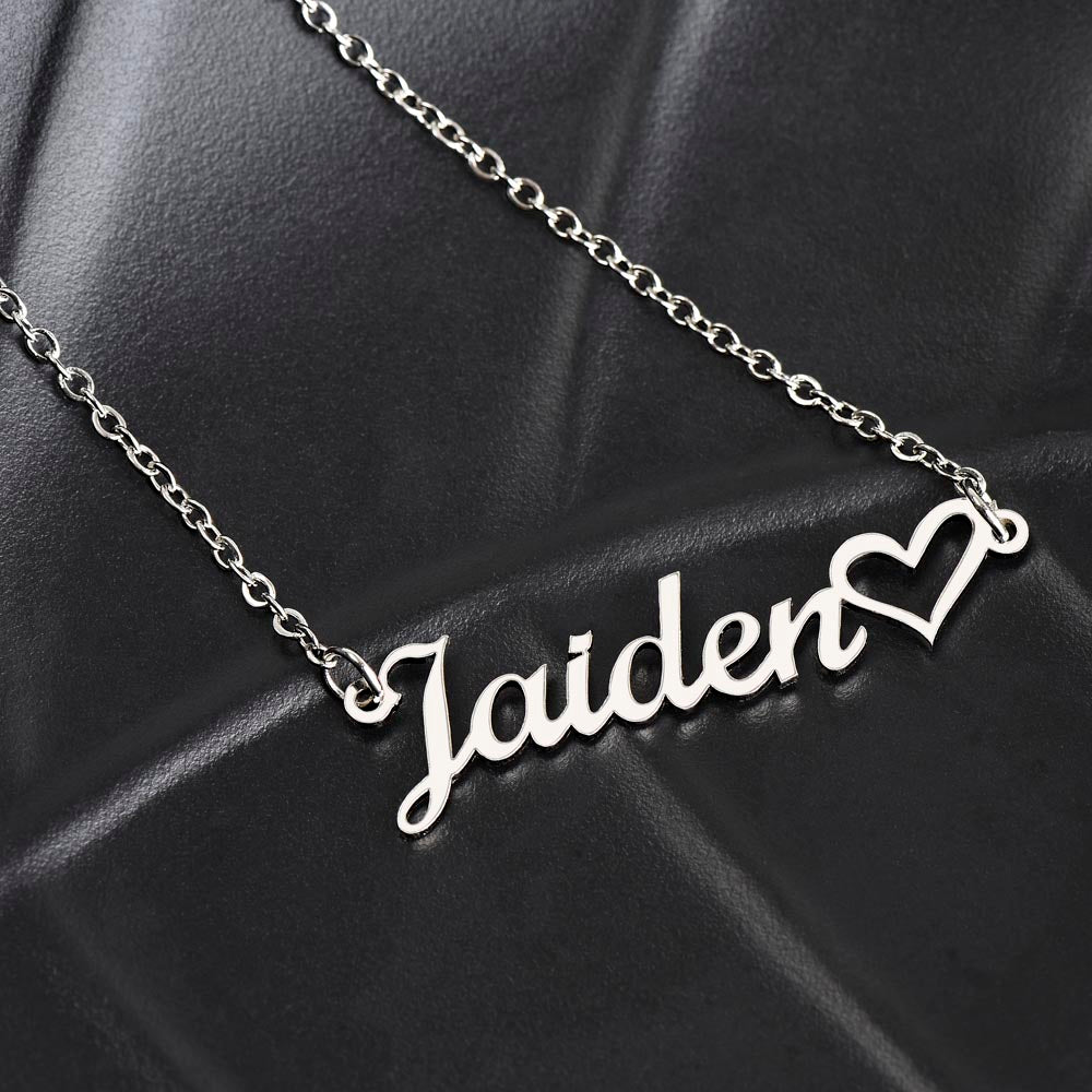 Collar con nombre personalizado con corazón 