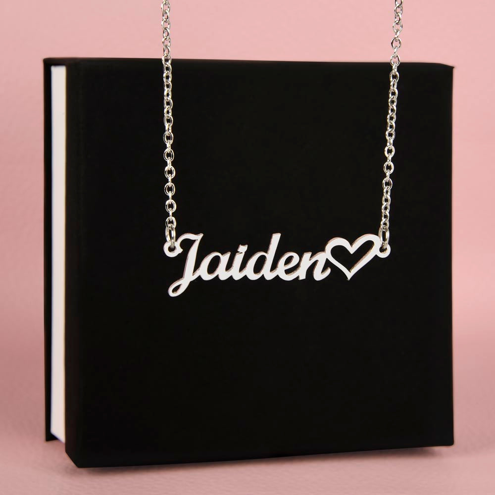 Collar con nombre personalizado con corazón 
