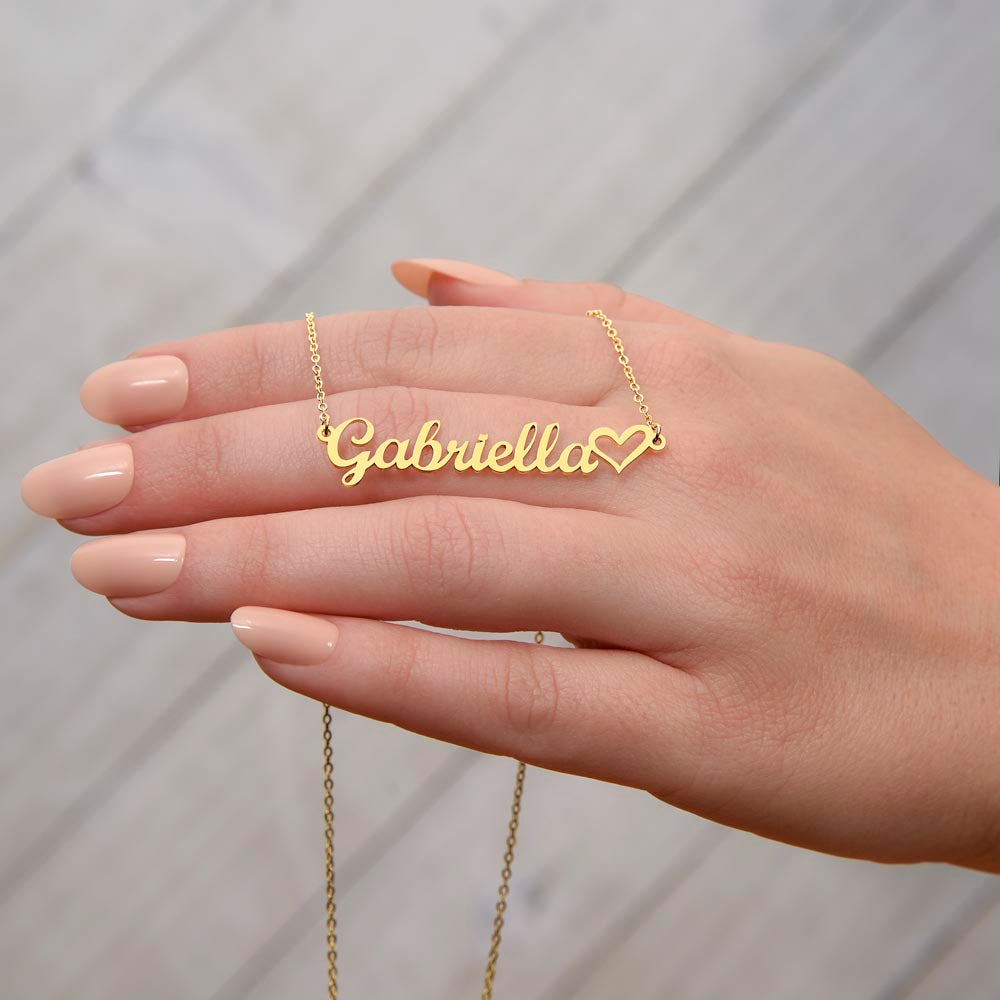 Collar con nombre personalizado con corazón 