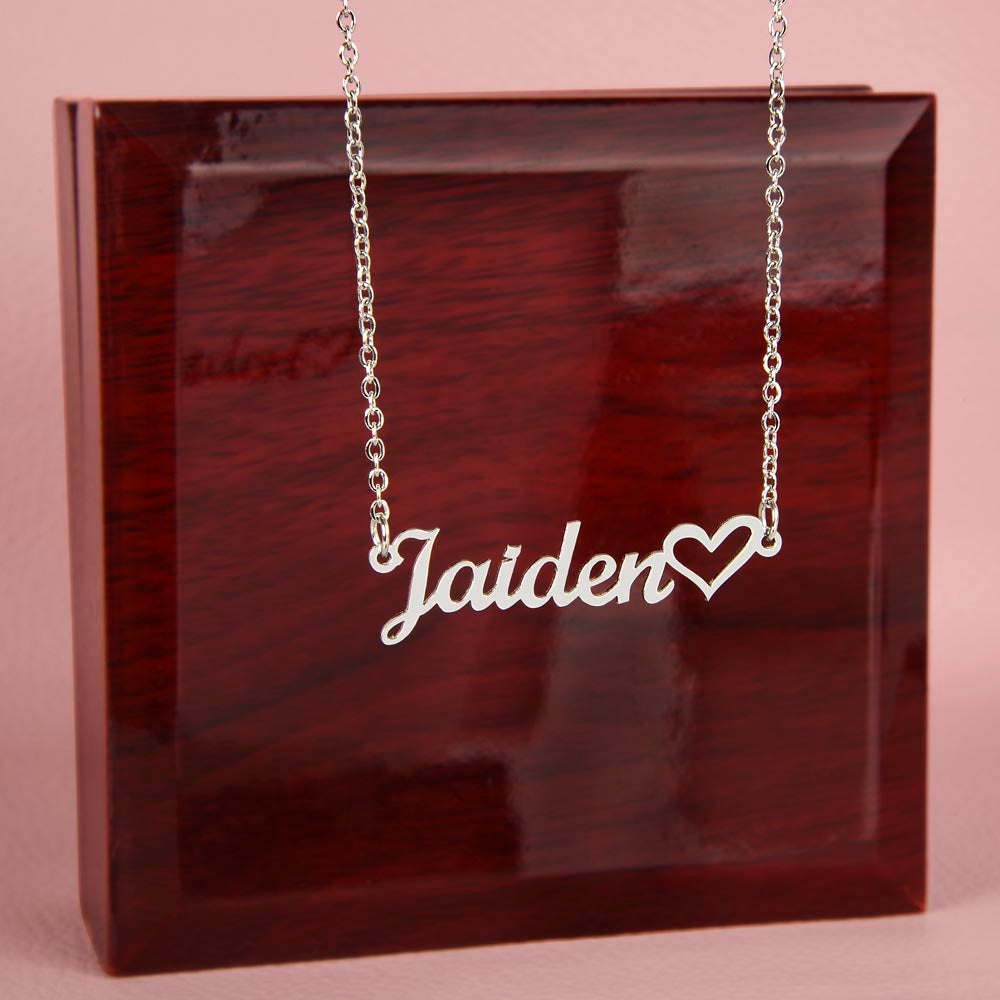 Collar con nombre personalizado con corazón 
